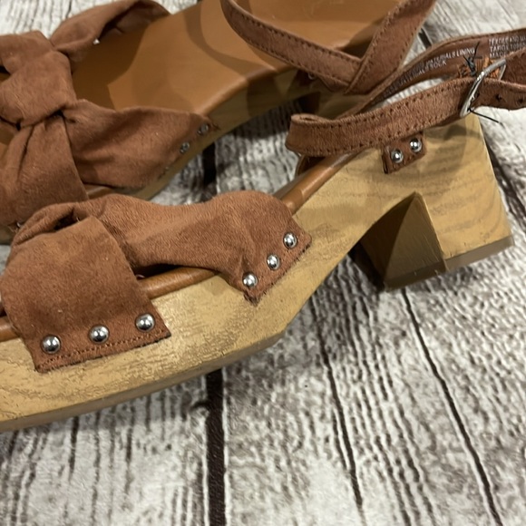 Universal Thread Sandal Size 8.5 - Picture 3 of 7